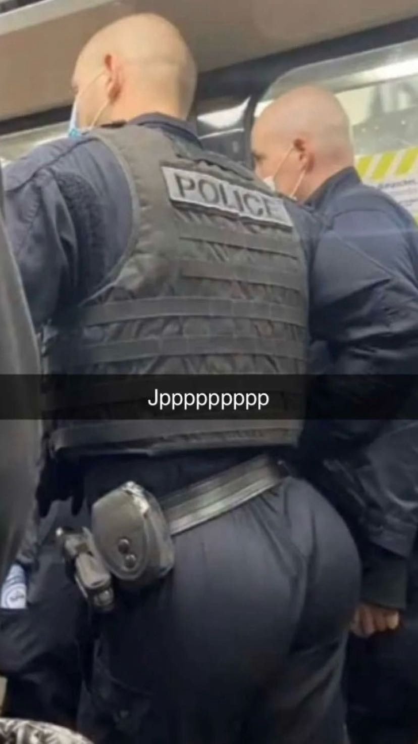 snapchat - Un policier dans le metro avec un gros cul/fesse/fessier
