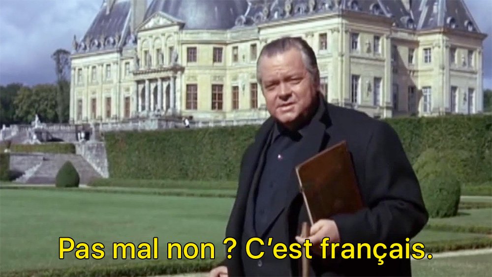 Orson Welles dit Pas mal non ? C'est français devant un château