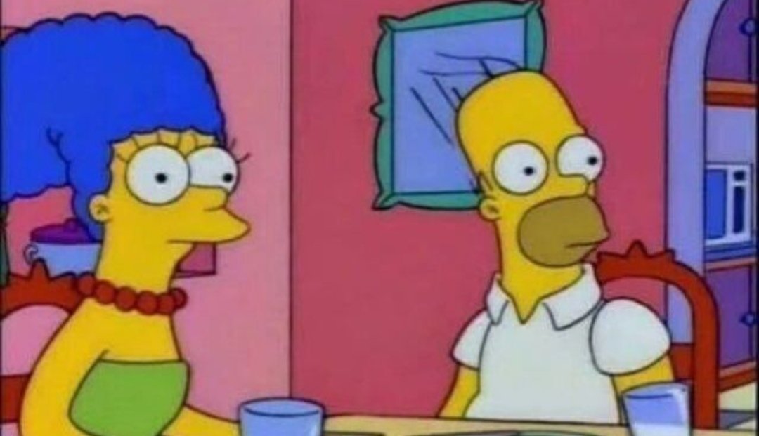 Homer et Marge Simpson regardent fixement avec de grands yeux