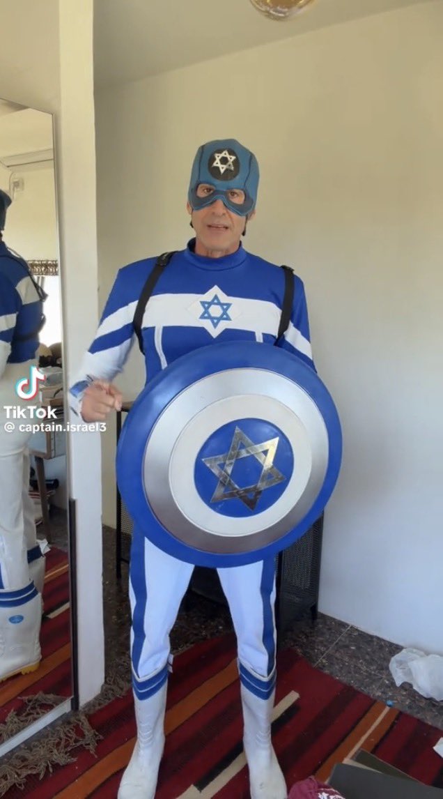 Un homme pose en costume de Captain Israel (Parodie Captain America)
