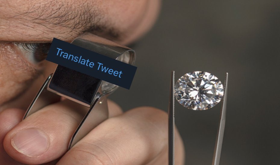 Un joaillier examine un diamant avec un loupe Translate Tweet
