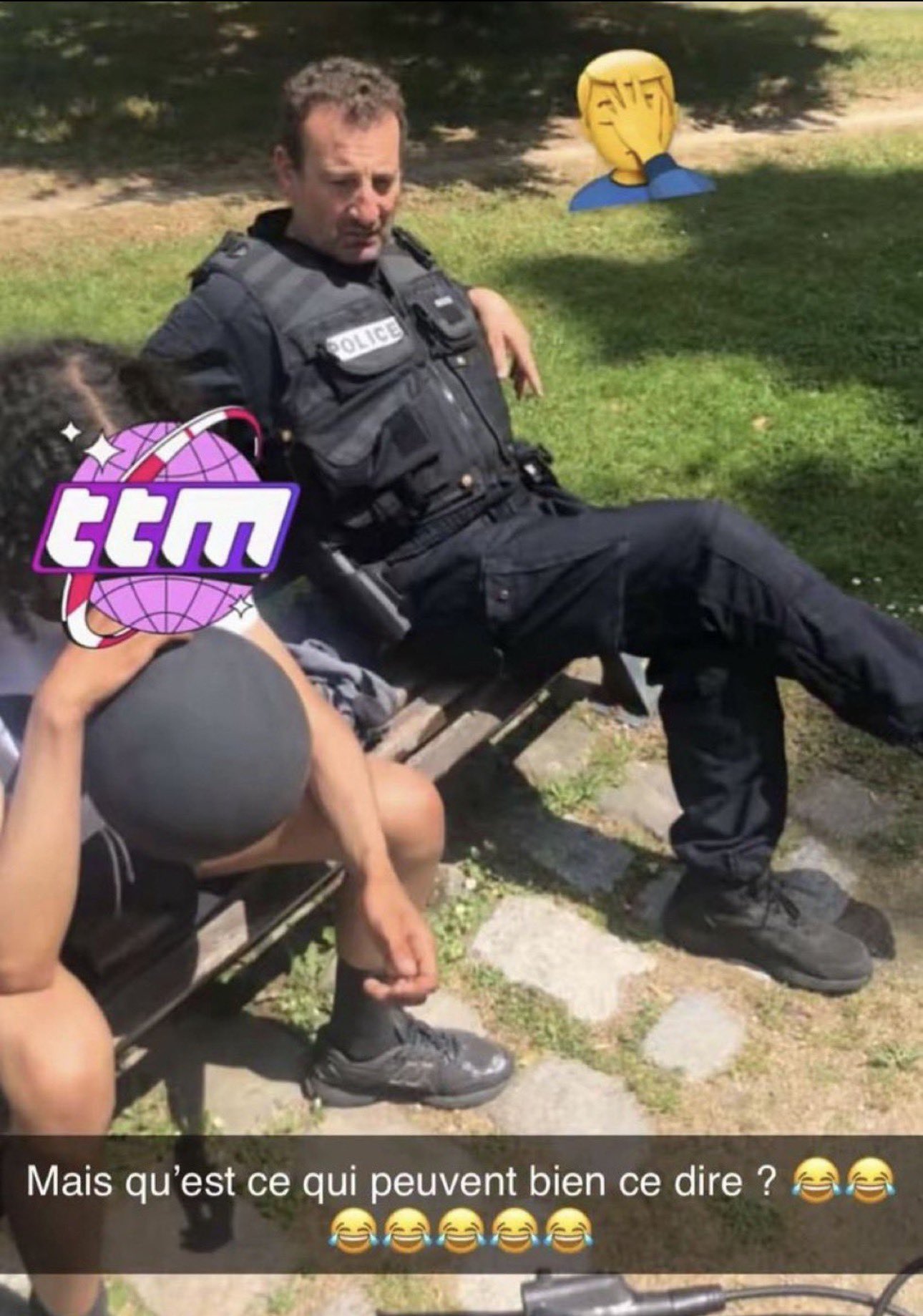 snapchat - Un policier et un jeune assis côte à côte sur un banc (Mais qu'est-ce qui peuvent bien ce dire ?)