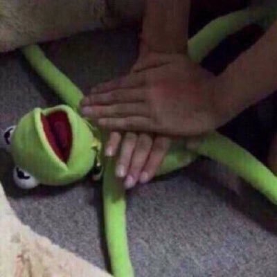 Une personne tente un massage cardiaque sur Kermit la grenouille