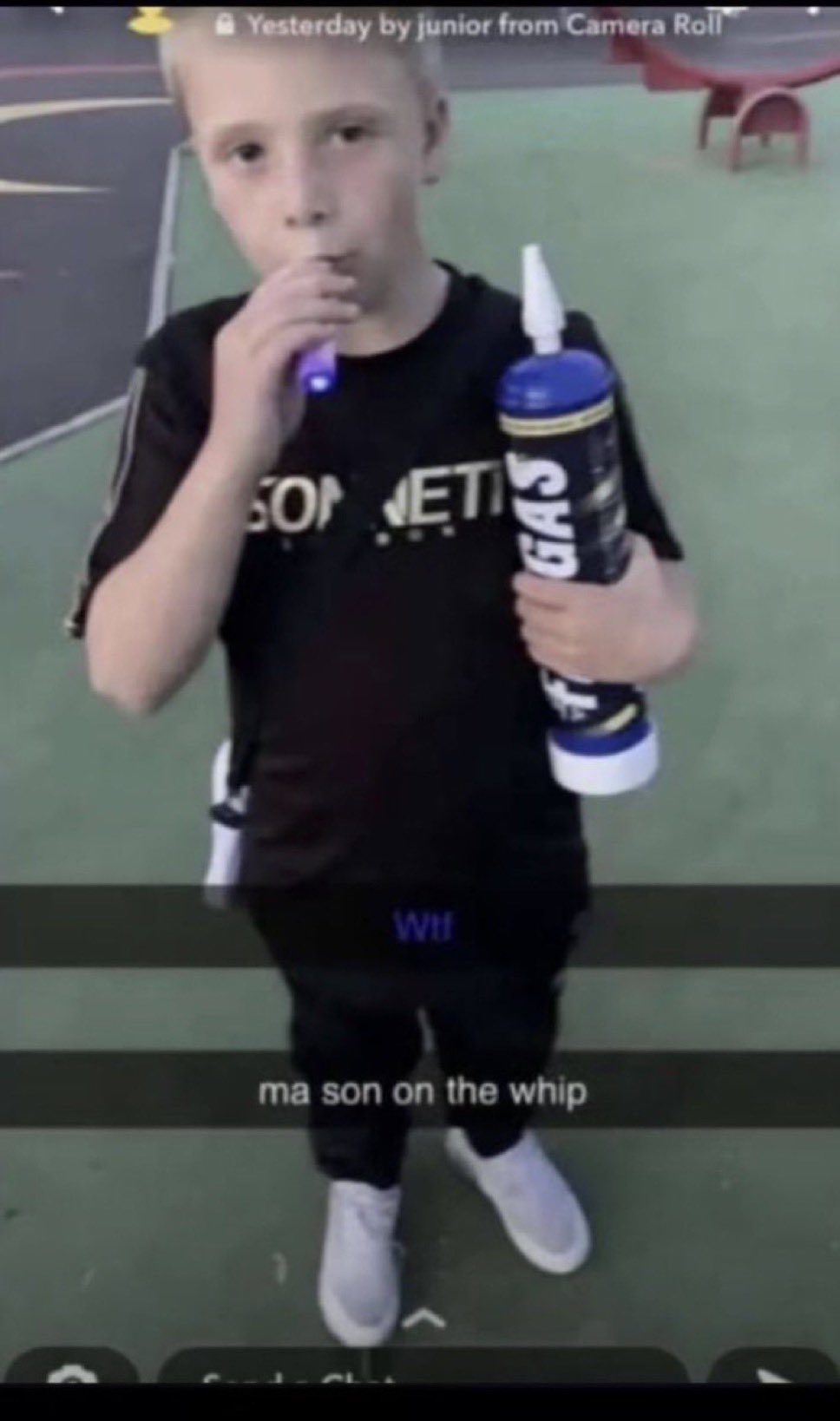 snapchat - Un jeune garçon vape et tient une bouteille de protoxyde d'azote