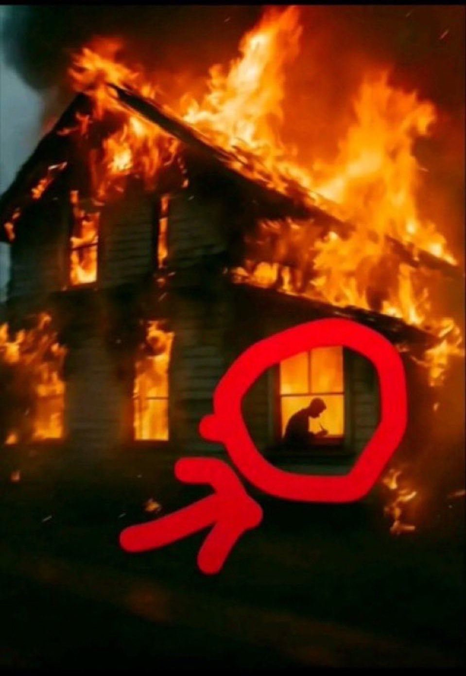 Homme qui continue d'écrire au bureau dans une maison en feu