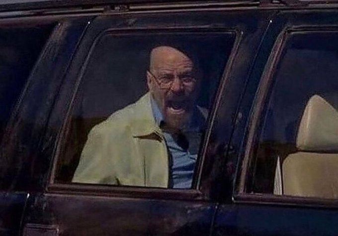 Walter White crie à travers la fenêtre d'une voiture