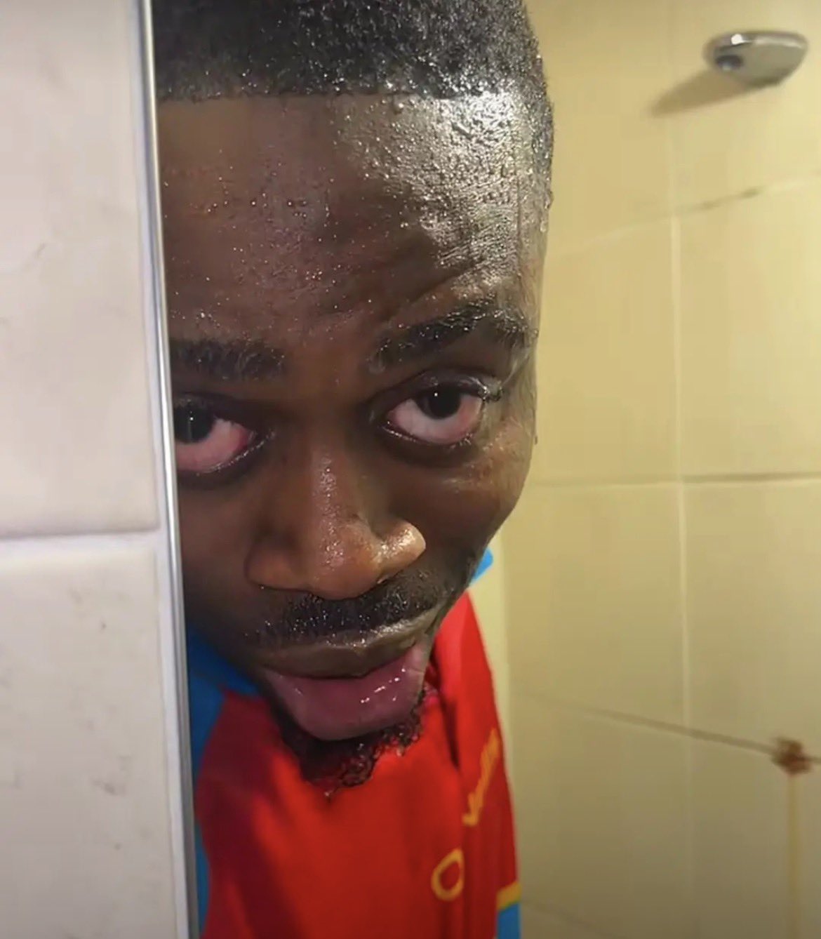 zepek trempé de sueur regarde fixement derrière un mur