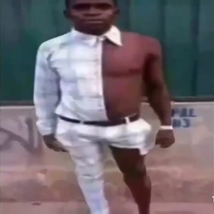 Un homme porte une tenue coupée en deux