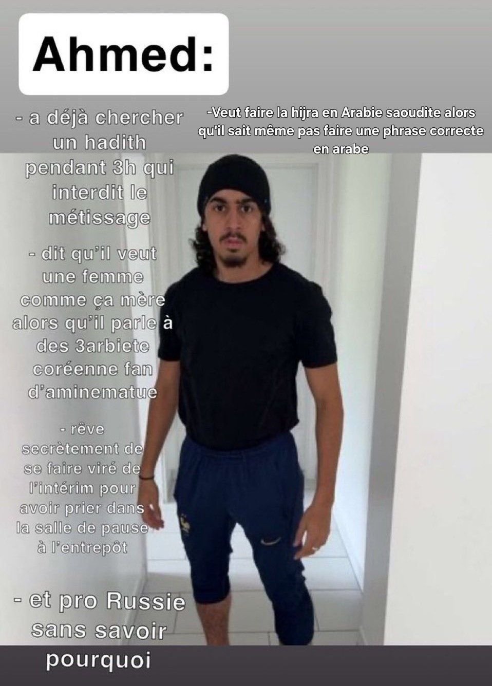 Hamza pose devant une liste de clichés humoristiques sur le prénom Ahmed