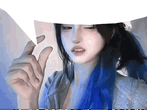 Une fille asiatique montre une toute petite taille de pénis/zizi/paf/zgeg avec ses doigts sous une bulle de discussion