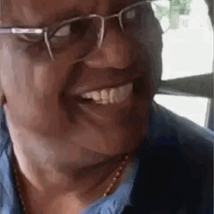 Claude rigole en faisant un sourire bien énervé
