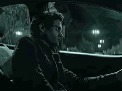 Joe Goldberg qui se masturbe/branle dans une voiture la nuit dans la série You