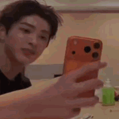 Un jeune homme prend a plusieurs reprise des photos avec le flash