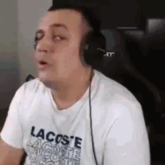 TheKairi78 regarde légèrement sur le côté et éclate de rire