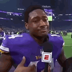 Stefon Diggs pleure de joie lors d'une interview d'après-match