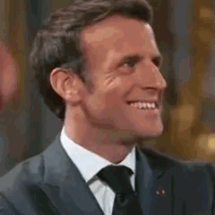 Emmanuel Macron qui éclate de rire