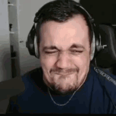 TheKairi78 retient un fou rire en grimaçant