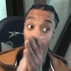 FlightReacts qui applaudit avec un air choqué/surpris
