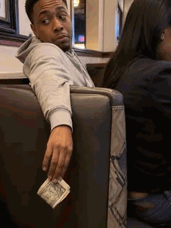 Un homme donne discrètement un billet de dollar dans son dos, corruption, soudoyer