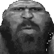 Un homme barbu qui mange des chips