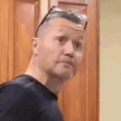 Un homme affichant un air choqué en mangeant