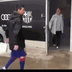 Lionel Messi qui tente de saluer un supporter mais échoue