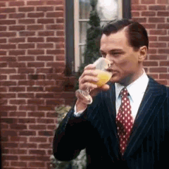 Leonardo DiCaprio boit un verre puis le jette