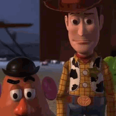 Woody et Monsieur Patate sont attristés, puis regardent fixement la caméra