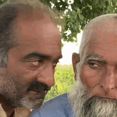 Un homme indien coller à l'oreille d'un vieil homme barbu le masturbe/branle