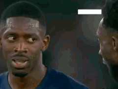 Ousmane Dembélé fait une grimace de surprise et de scepticisme