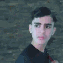 Un jeune homme se retourne avec un air choqué et incompréhensible