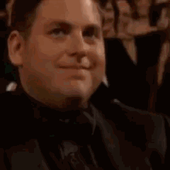 Jonah Hill indiquant qu'il faut arrêter/stopper, non
