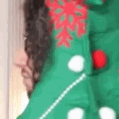 Mec de Khalimité en sapin de Noël regarde sur le côté