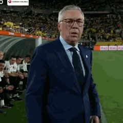 Carlo Ancelotti regarde fixement la caméra et indique qu'il n'y a rien à voir.