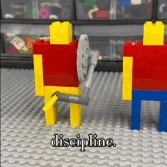 Un personnage Lego actionne un mécanisme mimant son bras pour se masturber/branler avec le mot discipline