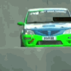 Une Dacia Logan de course roule a toute vitesse sur un circuit