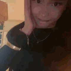 Une fille imitant la masturbation/branlette avec une grimace