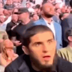 Islam Makhachev regarde fixement la foule l'air sidéré