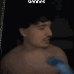 Broski qui se frotte les main avec un regard vicieux