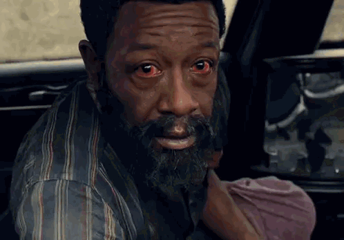 Lennie James les yeux rouges défoncé au volant dans Fear The Walking Dead