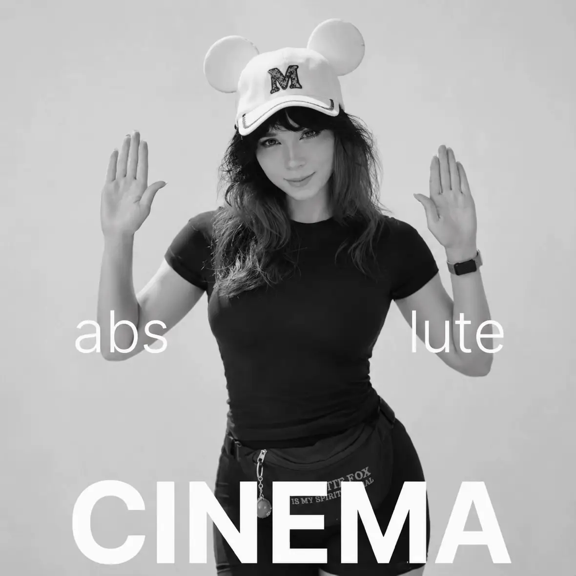 Sweetyfox lève les mains façon Absolute Cinema
