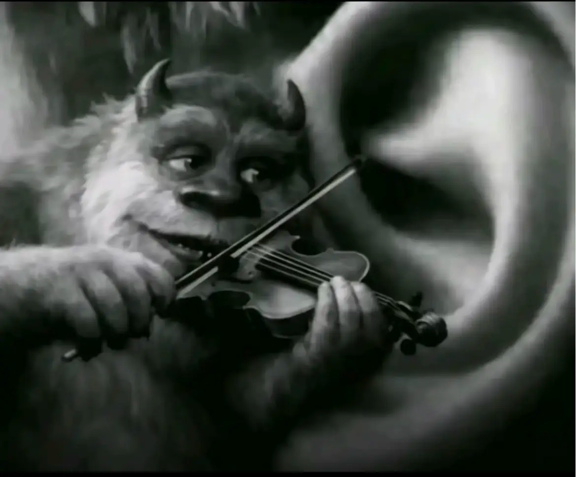 Jacques Sullivent joue du violon directement dans une oreille géante