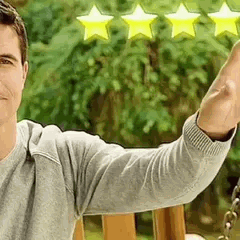 Robbie Amell attribue une note de zéro (0) étoile avec sa main
