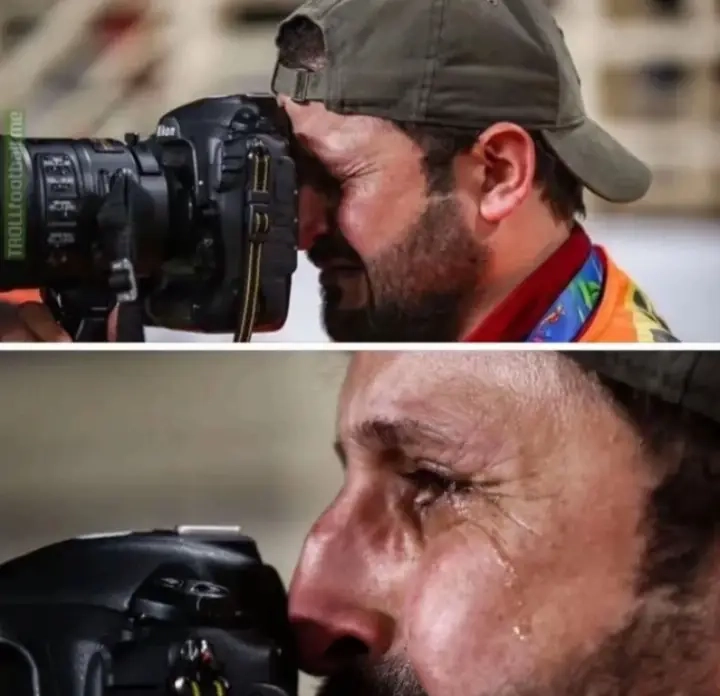 Un photographe pleure en prenant une photo