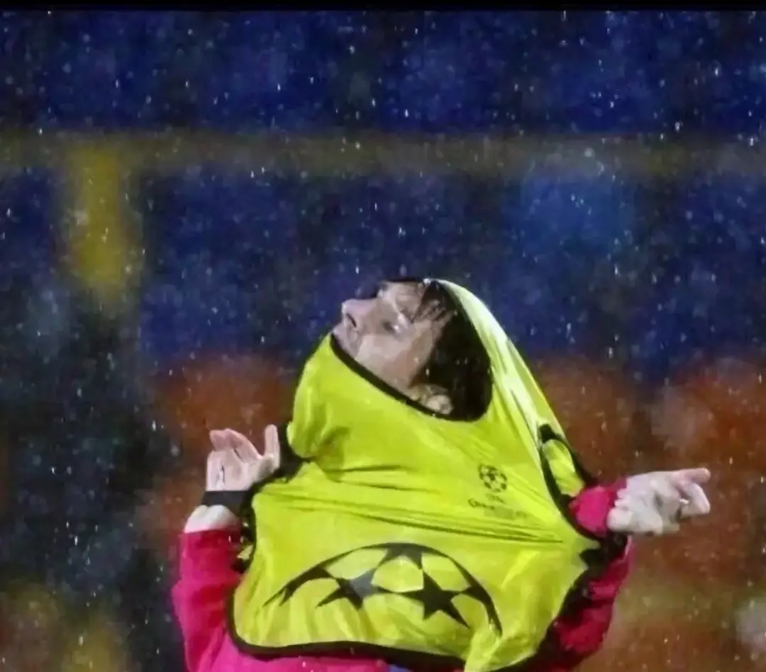 Lionel Messi qui galère a mettre son chasuble a l'envers sous la pluie