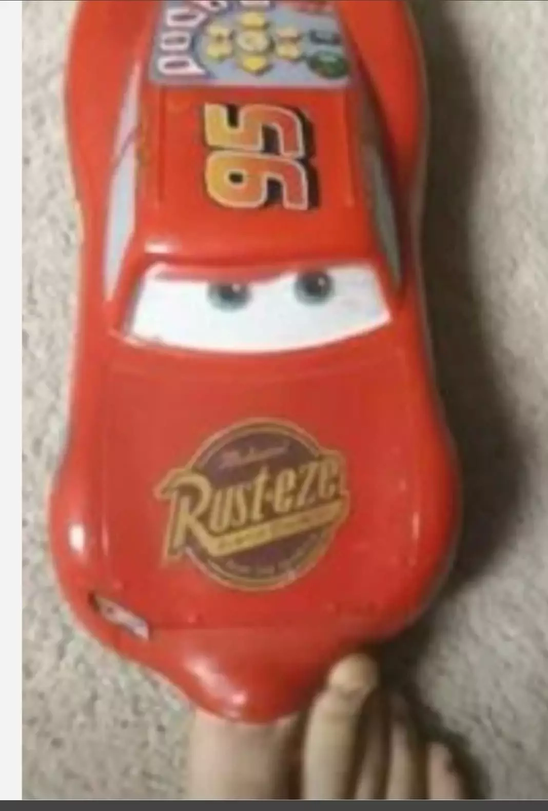 Flash McQueen jouet suce sur un orteil
