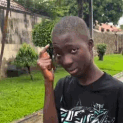 Un jeune homme fait un signe d'intelligence pour indiquer de se taire