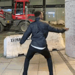 Un homme danse/twerk frénétiquement en pleine rue