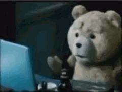 Ted regarde son ordinateur portable, l'air énervé et sous le choc