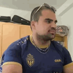 Un homme boit une gorgée de thé turc avec une moue d'appréciation suite à une transition DJ désastreuse